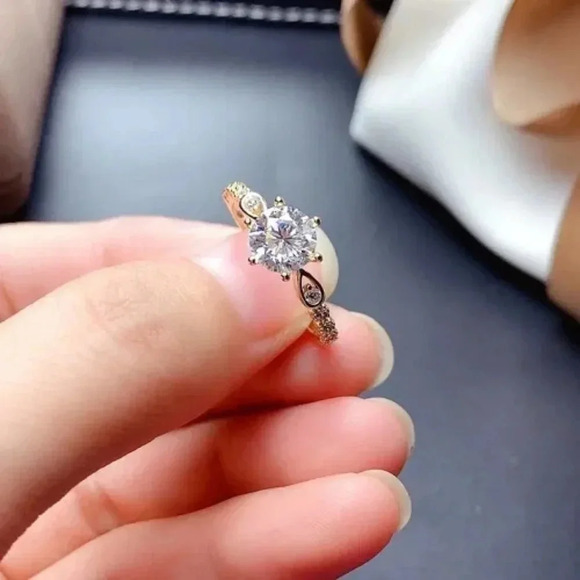 💥Romantic Beautiful Carved Zircon Gold Plated Dainty Ring for UNVN12001 - Picture 1 of 7